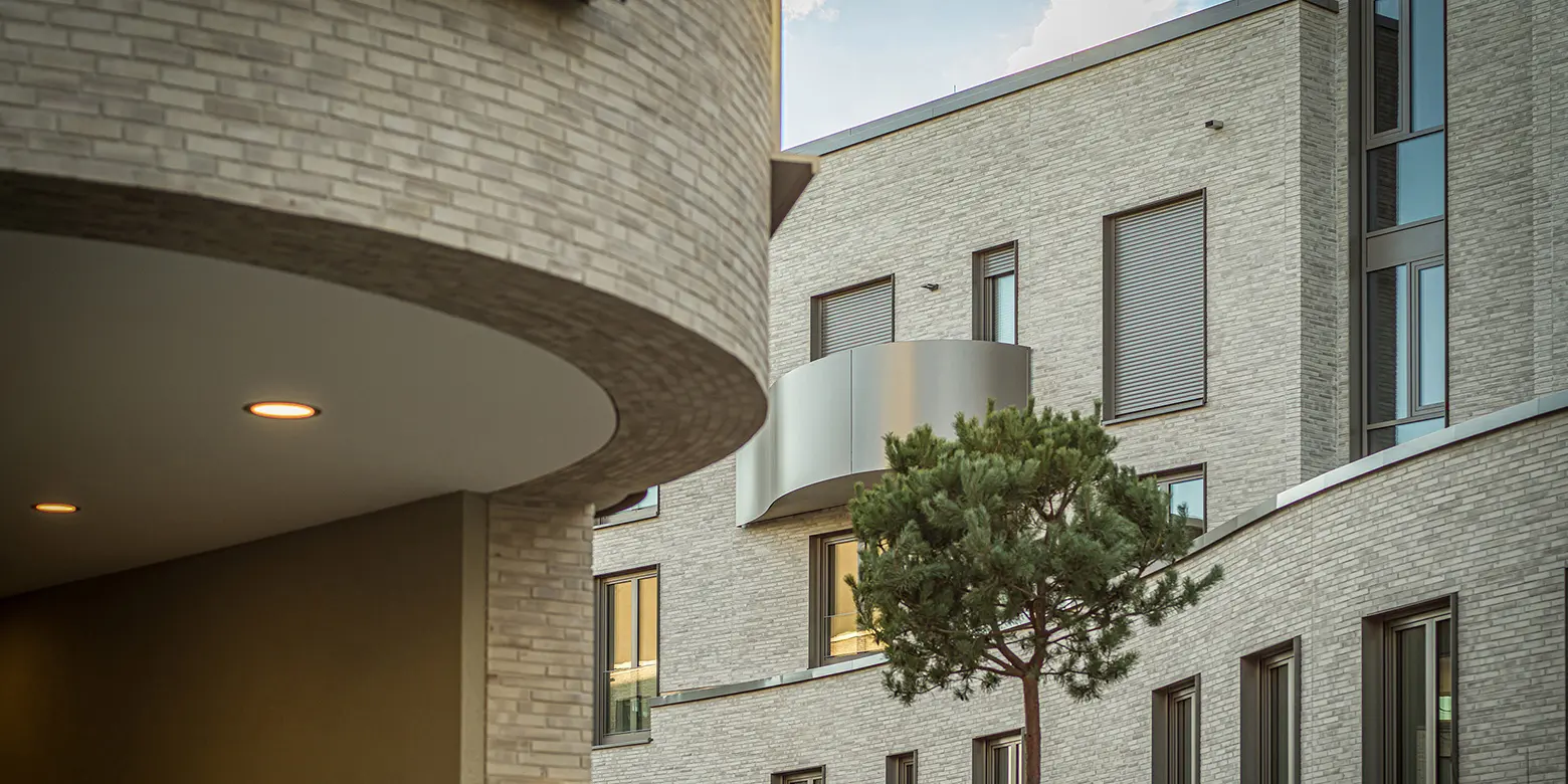 Stroeher Klinkerriemchen Wasserbrand Curve Wiesbaden 03