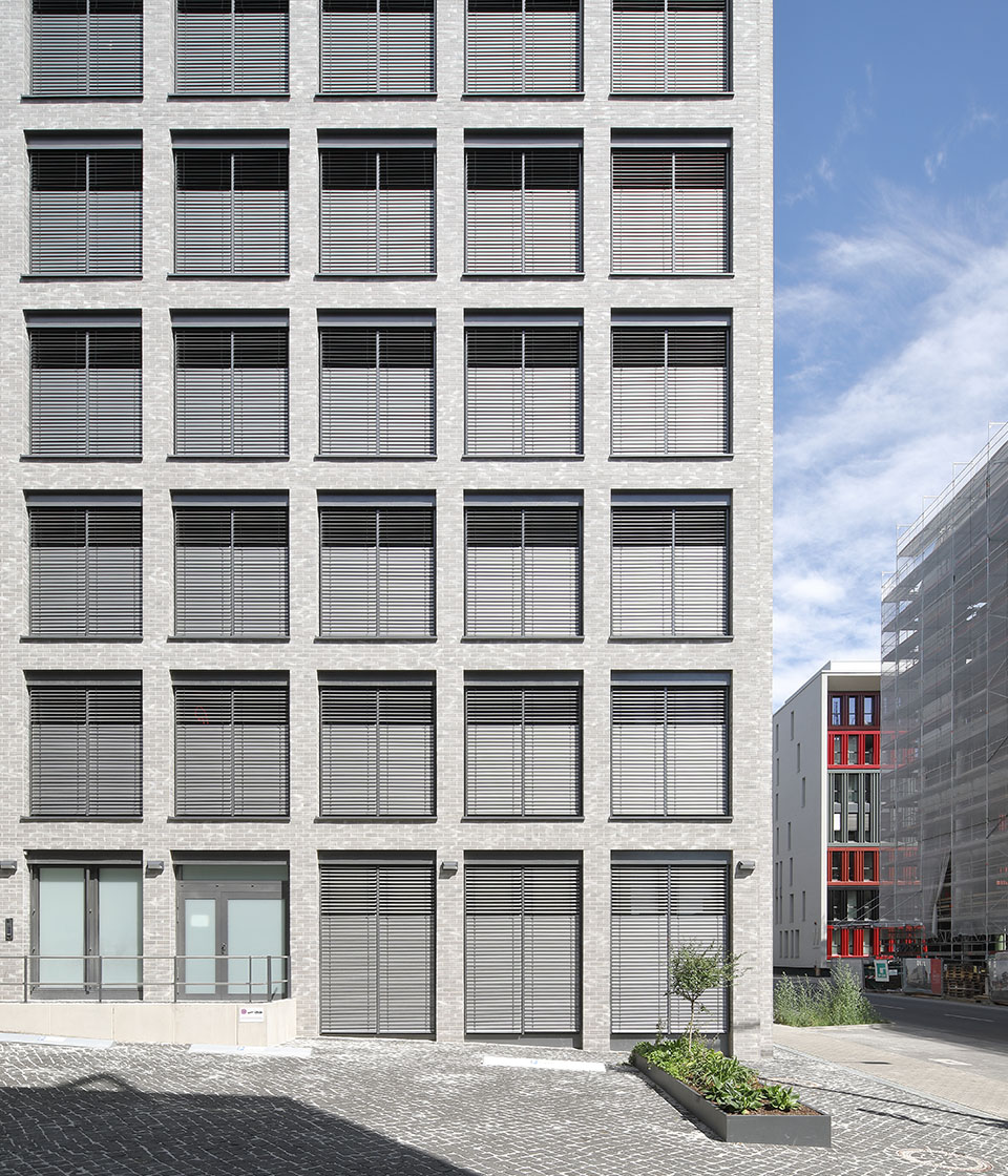 Stroeher Klinkerriemchen Kontur Grau Engobiert Referenzen Gkk Dialog Frankfurt Thumb